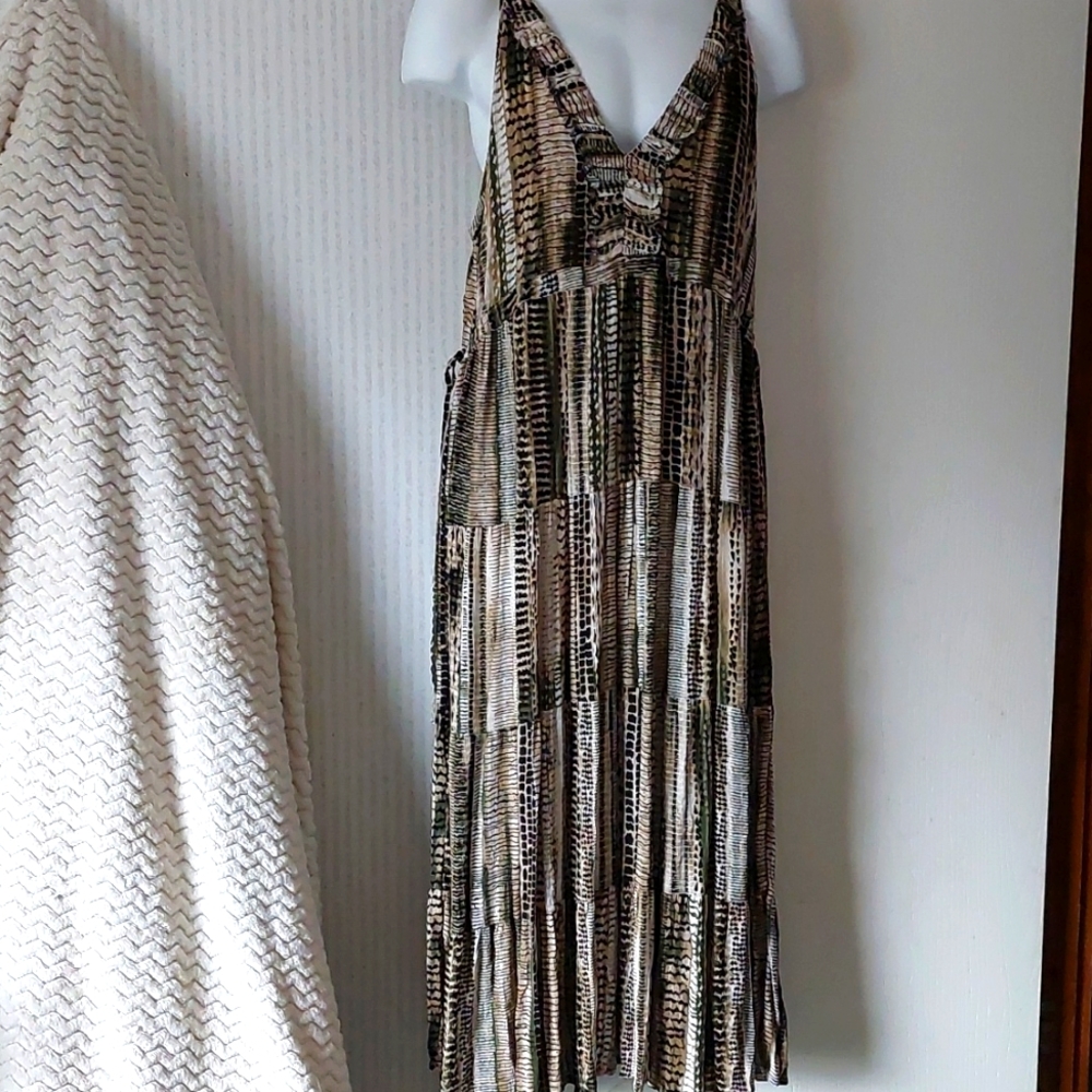 Beautiful  sleeveless maxi dress wit drawstring waist.
